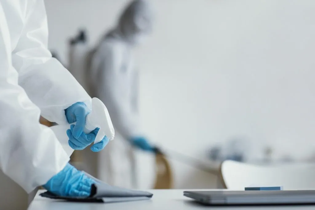 Sanificazione degli ambienti di lavoro: quali sono le regole da seguire e chi può occuparsene
