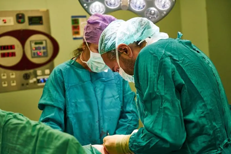 Gli errori più comuni durante le operazioni chirurgiche e come ottenere un risarcimento