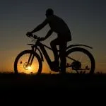 Organizzare un’uscita serale in bici: tutto quello che si deve avere nello zaino