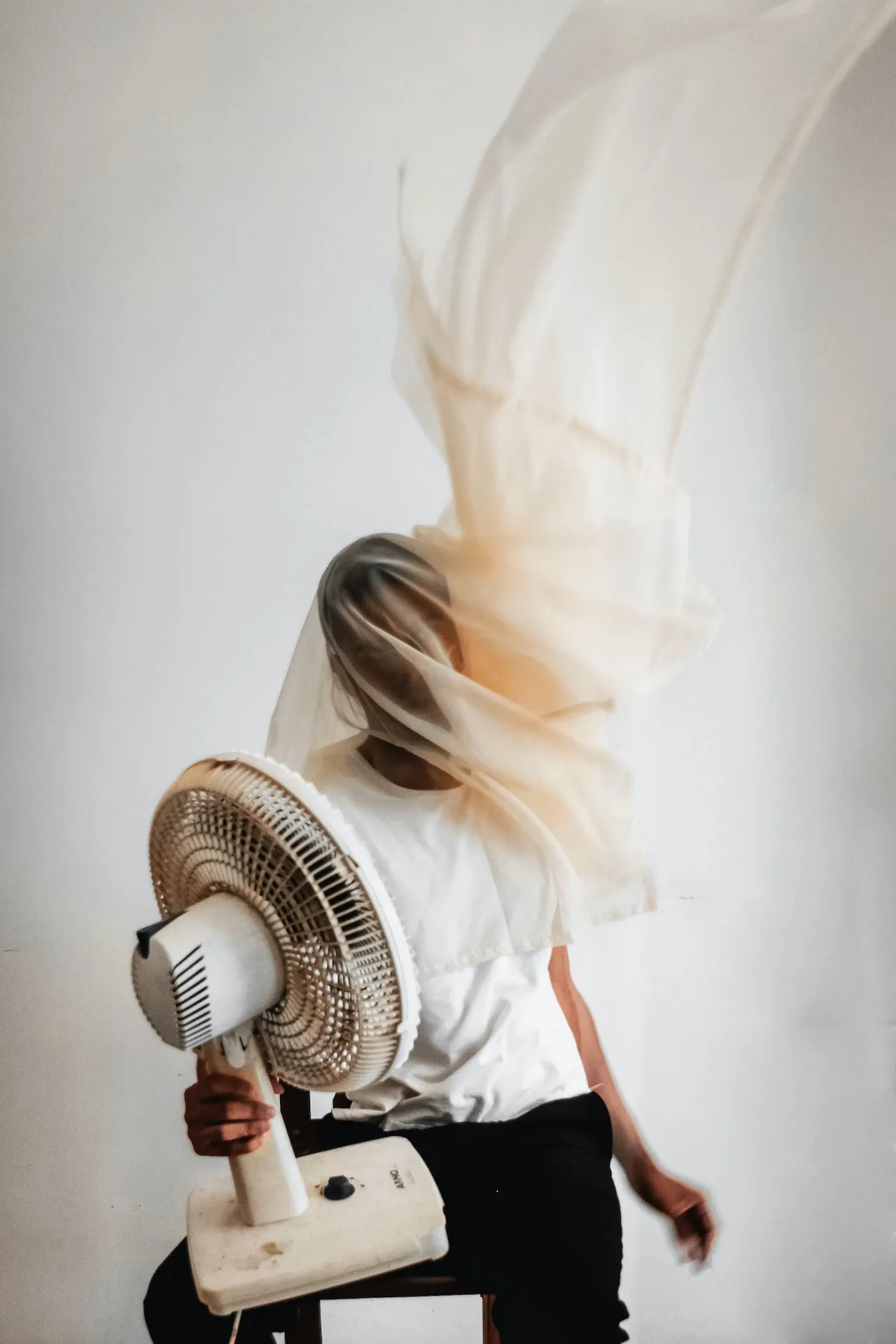 Sopravvivere all’estate senza aria condizionata: scopri come un ventilatore a piantana può rendere la tua casa più confortevole