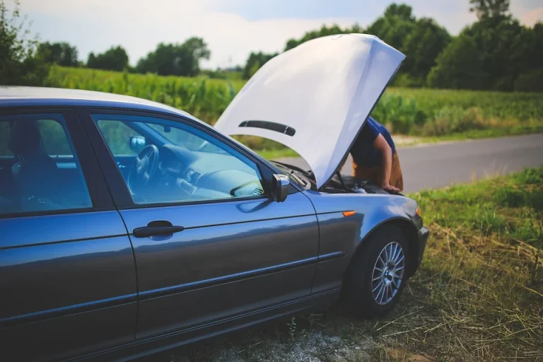 Auto in panne: che cosa fare? Le azioni da svolgere e da evitare assolutamente