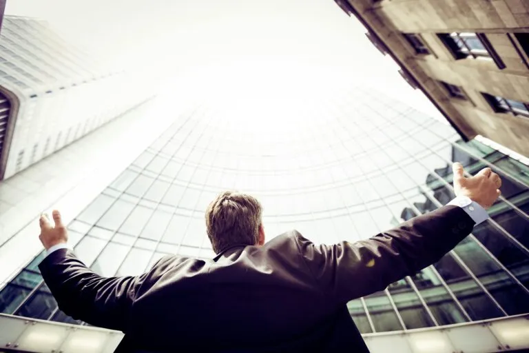 Lavori ben retribuiti: profili ricercati e fattori determinanti degli alti stipendi